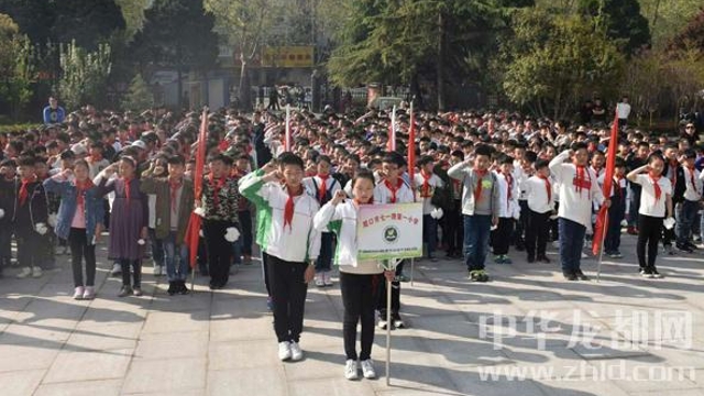 周口：小學(xué)生清明祭掃烈士陵園