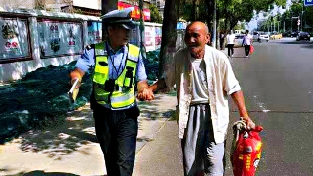 扶老人過馬路 執(zhí)勤民警平凡舉動(dòng)暖人心