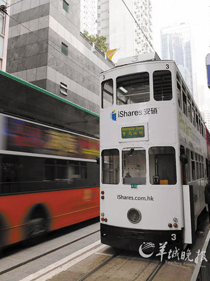 香港鐺鐺車的特色車身廣告是一景 　新華社記者 黃曉勇 攝 